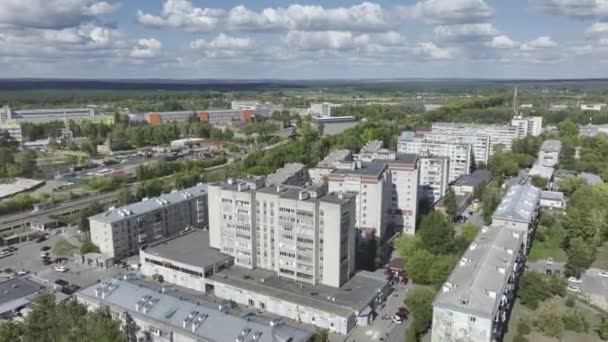 Suburbane Wijk Met Straten Flatgebouwen Met Meerdere Verdiepingen Woonwijk Van — Stockvideo