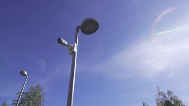 監視システムは 公園の安全とセキュリティを維持しています 街灯に付いているカメラは疑わしい活動への速い応答を保障します — ストック動画