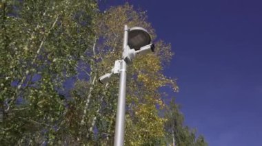 Kameralar ziyaretçilerin güvenliğini sağlamak için çevreyi gözetliyor. Sokak lambasına bağlı kameralar parktaki olayları önlemeye ve soruşturmaya yardımcı olur
