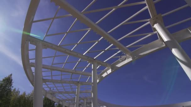 Structura Albă Strălucește Lumina Soarelui Standuri Construcție Câmp Creând Scenă — Videoclip de stoc