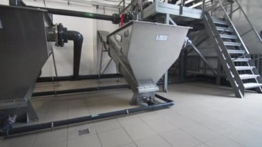 ALMATY, KAZAKHSTAN - 23 Ağustos 2024: Çağdaş ekipmanlar nitelikli çalışanların dönüşünü sabırla bekliyor. Sanayi fabrikasının içi bomboş duruyor. Gürültüden yoksun.