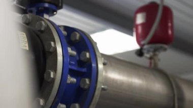 ALMATY, KAZAKHSTAN - 23 Ağustos 2024: Boru Hattı toplumlara temel kaynakları sağlıyor. Çelik borular, hammaddelerin düzenli olarak tedarik edilmesini sağlayan varış noktasının sıvılarına rehberlik eder.