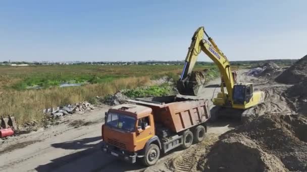 Almatia Kazakhstan Sierpień 2024 Doświadczony Operator Manipuluje Kontrolami Ładuje Glebę — Wideo stockowe