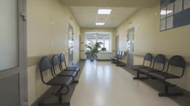 Minimalist tarzda dizayn edilmiş mağara tıp merkezi boyunca ilerliyoruz. Yenilenmiş hastanede nadir ve zarif estetik maddeler bulundu.