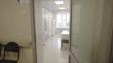 Rahat kanepe ve tıbbi mobilyalarla donatılmış muayene odası. Kasaba hastanesindeki kabine nitelikli hasta gözlemi için donatılmış