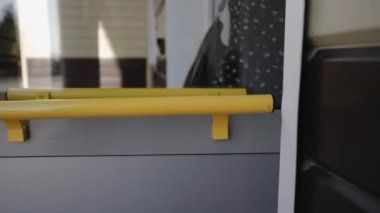 Kadın ve erkek yerel eczane kapısına giriyor. Ziyaretçiler, güneşli sabahlarda doktor reçetesine göre ilaç almak için acele ediyorlar.