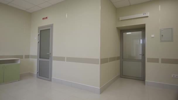 Sala Vuota Dell Ospedale Illuminata Dalla Luce Soffusa Del Mattino — Video Stock