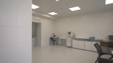 Hastalara iyi bakmamak için modern dolap kuruldu. Tesis iyi stoklanmış ve tedavi gören bireyler için uygun