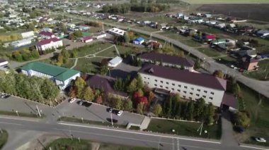 Yukardan küçük bir kasabanın sokakları boyunca tahta çatıları olan çağdaş kulübeler. Banliyö toplumlarının yaşam tarzlarına bir göz atalım.