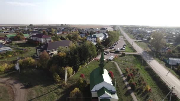Otoyol Güneşli Bir Günde Kilise Evlerle Kırsal Alanlarda Dolaşır Huzurlu — Stok video