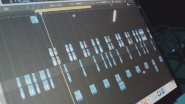 ALMATY, KAZAKHSTAN - 21 Şubat 2024: Işık Jay konsolunun bilgisayar ekranında renk göstergeleri. Gece kulübünde müzik partisi müziği mikseri çalıyor. Ses ve ışık kontrolü