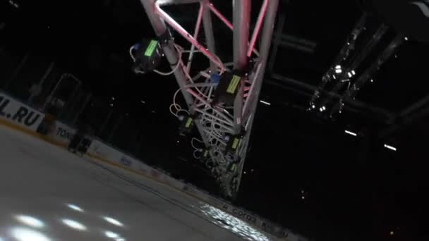 Almaty Kazakhstan 21일 2024 어두운 설치된 프로젝트가 프레임 스케이트 경기장에서 — 비디오