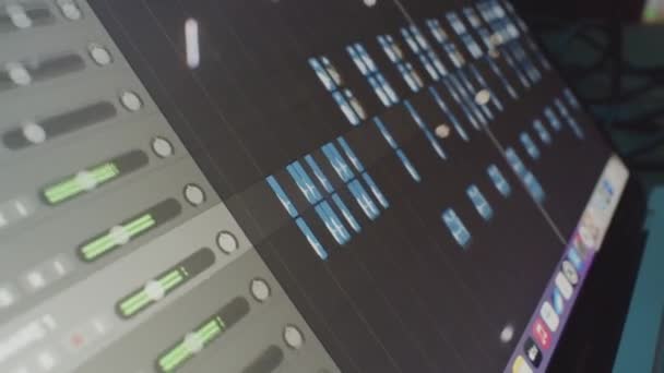 Almaty Kazakhstan 2024年2月21日 音乐和光均衡器可视化屏幕上的控制面板特写 Dj舱的夜生活派对音频播放设备 计算机技术 — 图库视频影像
