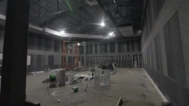 Kamu bahçesinde eğlence alanı inşaatı. Ziyaretçilerin dinlenme merkezine refahı için geniş bir öncül oluşturma süreci