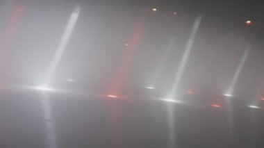 Çok renkli ışık demetleri dinamik atmosfer yaratır. Parlak kırmızı ve beyaz ışıkları olan spot ışıkları, görsel görüntü sağlıyor.