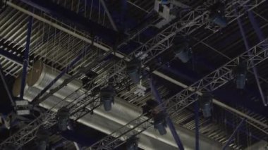 Sahnenin tavanındaki spot ışıkları aydınlatıyor. Çağdaş projektörler performans sırasında canlı ve dinamik atmosfer yaratır