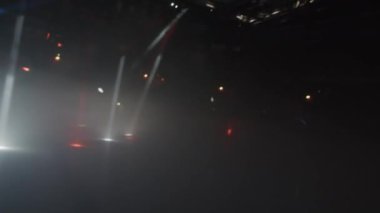 Işık ışınlarının ritmik hareketi enerji hissini arttırır. Çok renkli ışıklar sahneyi aydınlatır. Etkileyici konserin etkisini arttırır.