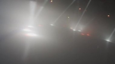 Renkli ışık demetleri çarpıcı performans atmosferini arttırır. Çok renkli ışıkların dinamik etkileşimi görsel gösteriler yaratır