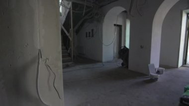Dinlenme merkezindeki merdiven girişi sağlıyordu. Tatil köyü inşa etmek için beton duvarlara tel döşemek gerekir.