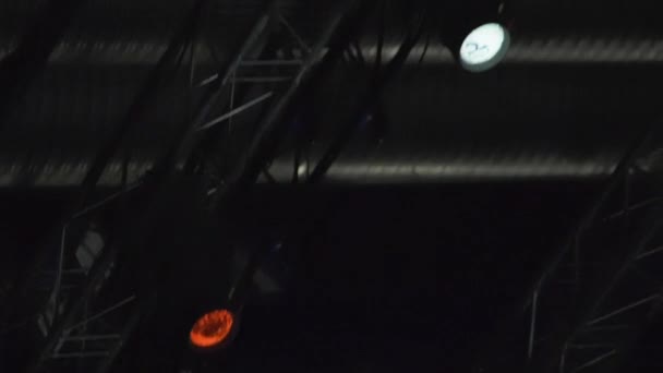 Потолок Украшен Прожекторами Бросающими Яркий Свет Современные Прожекторы Освещают Сцену — стоковое видео