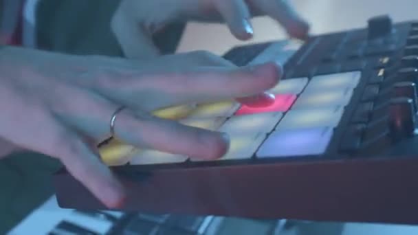 Presiona Botones Equipo Ajuste Sonido Perfección Hombre Manipula Perillas Deslizadores — Vídeo de stock
