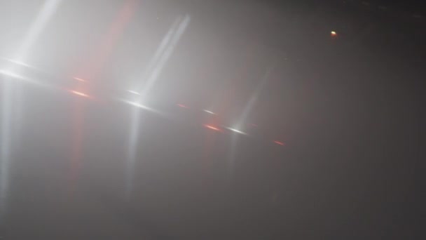 Işık Demetleri Konser Sırasında Büyüleyici Bir Atmosfer Yaratır Kırmızı Beyaz — Stok video