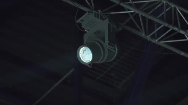 Прожектор Освітлює Різні Ділянки Сцени Білим Світлом Сучасне Прожектор Повільно — стокове відео