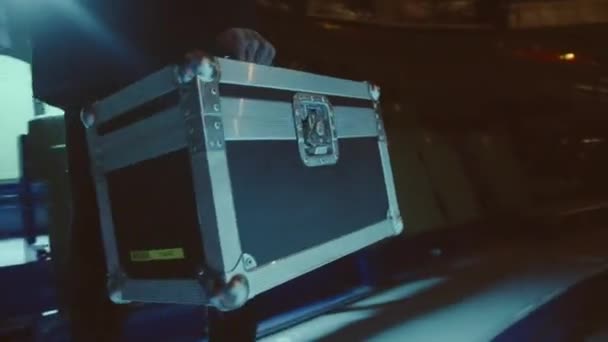 Adam Içi Enstrümanlarla Dolu Ağır Bavul Taşıyor Şçi Konser Salonundaki — Stok video