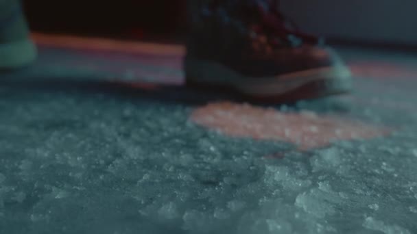 Técnico Masculino Coloca Caso Durável Com Ferramentas Chão Com Gelo — Vídeo de Stock