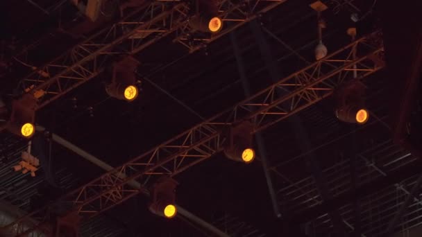 Palco Iluminado Pela Luz Brilhante Holofotes Projetores Modernos Montados Teto — Vídeo de Stock