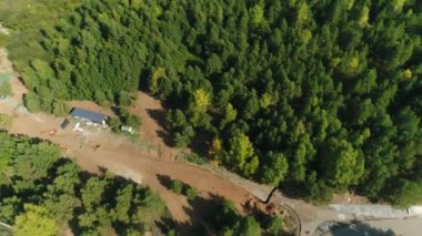 Yoğun ormanlık alandan geçen asfalt yol inşaatı. Farklı topluluklar arasında uygun ulaşım bağlantıları oluşturulması