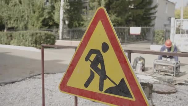 Дорожный Знак Предупреждает Водителей Осторожными Рабочими Дороге Работники Форме Занимаются — стоковое видео