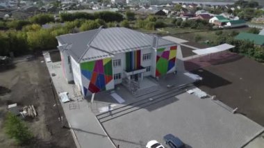 Sanat binası yenileme ilerledikçe dönüşüme uğrar. Renkli duvarlar, binadan yayılan enerji ve enerjiyle büyülenir.