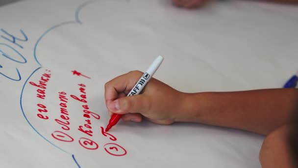 Homem Escreve Palavras Relacionadas Com Sonhos Cartaz Usando Marcador Escritor — Vídeo de Stock