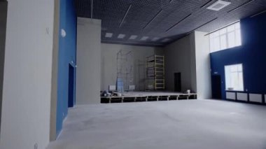 Merdivenler, oda yenilenmesinde ilerlemenin sembolü olarak hizmet veriyor. Yenilemenin her adımı yeni vizyon ve fikirlerle odayı potansiyele yaklaştırıyor.