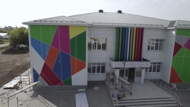 Edificio Con Paredes Colores Remodelación Zona Rural Expresión Artística Florece — Vídeos de Stock