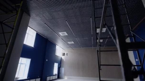 Високі Стелі Створюють Відчуття Відкритості Пофарбованими Стінами Кімната Еволюціонує Стаючи — стокове відео
