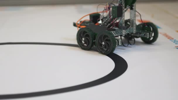 Robot Berjalan Melalui Uji Pengembangan Manuver Dengan Presisi Robot Dengan — Stok Video