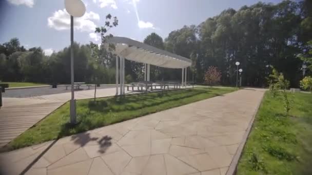 Gazebo Moderno Com Mesas Fornece Uma Oportunidade Descansar Sombra Parque — Vídeo de Stock