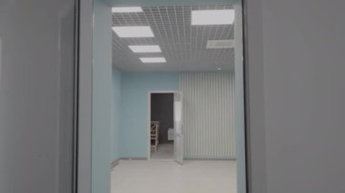 İlkokul öğrencileri için modern fiziksel aktivite sınıfı. Çocuklarla yapılan spor aktiviteleri için uygun sıkışık ışıklandırmalı oda