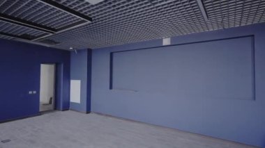 İlkokul öğrencileriyle beden eğitimi dersleri için tasarlanmış çağdaş bir sınıf. Özel okulda yenilenmiş.