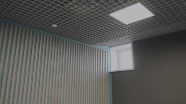 Özel okulun spor salonunda LED ışıkları olan havalandırmalı tavan. Yenilenmiş oda çocuklar için spor aktivitelerine uyarlandı