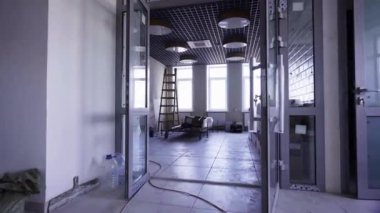 Geniş bir devlet okulu sınıfında tadilat yapılıyor. Öğrenciler için konforlu öğrenme için modern sınıfın son dokunuşları