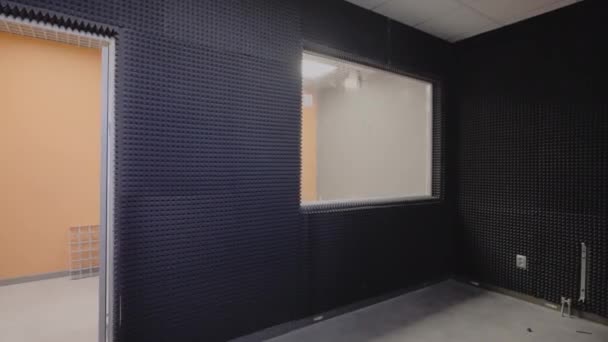 Koyu Renk Dekoratif Akustik Köpükle Döşenmiş Müzik Stüdyosu Duvarları Okul — Stok video