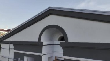 Kültür sarayının yenilenmiş cephesi. Şehir meydanı manzaralı iskeleleri var. Kasaba başarısı için mimari yapı yapılandırması