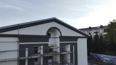 Eski kültür sarayı şehir meydanı hava manzarasında inşaat alanını yeniden tasarlıyor. Kentsel bölgedeki kamu binasının onarım çalışmaları