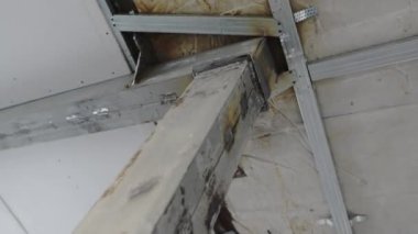 Ağır metal kiriş, alçak açılı odada tavan gövdesini destekler. İnşaat alanındaki ana iskelet sütunu. İnşa teknolojisi