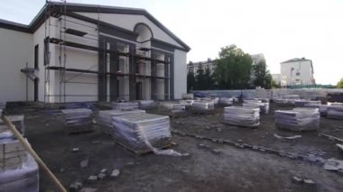 Kültür sarayındaki malzeme ve iskeleler. Tarihi şehrin kamu eğlence merkezi yeniden dekorasyonu