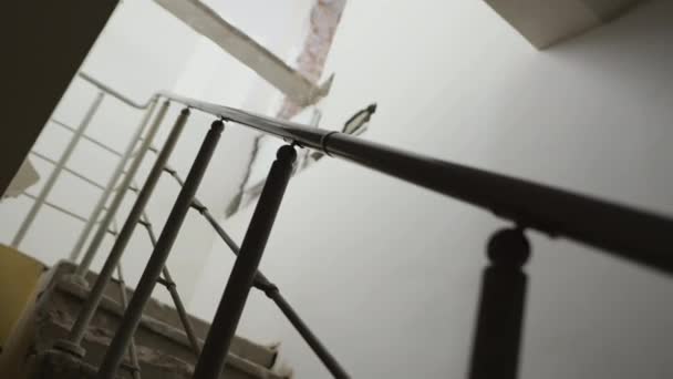 Современные Металлические Перила Лестнице Отремонтированном Здании Крупным Планом Стальные Перила — стоковое видео