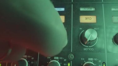 DJ dinamik karışım oluşturmak için eşitleyici düğmesini değiştirir. İşçi renk ayarlamak ve özel bir atmosfer yaratmak için düğmeyi eşitleyiciye çevirir